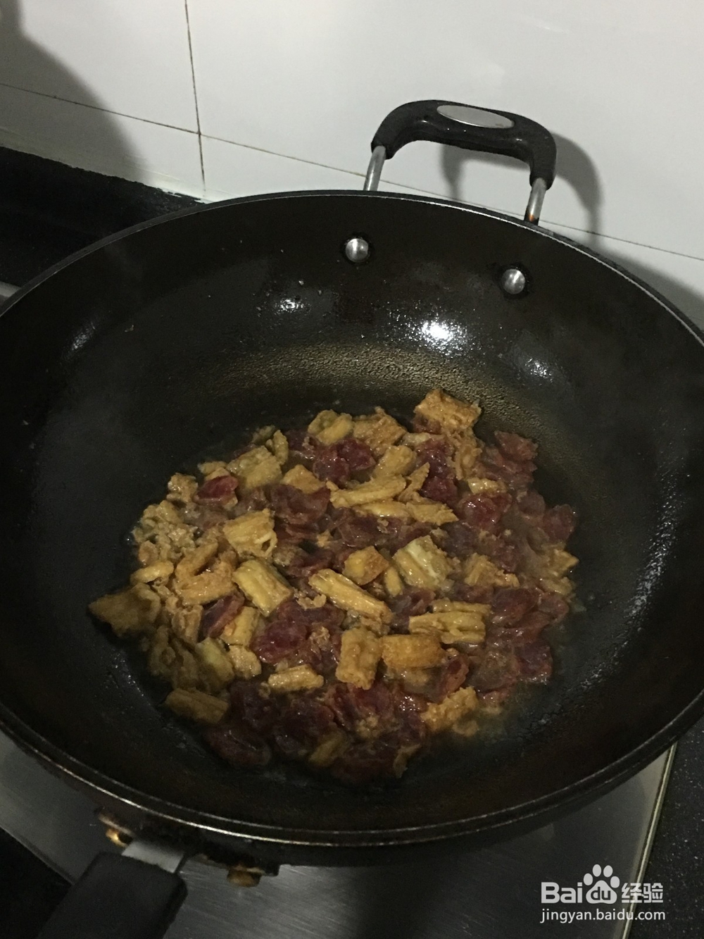 油炸腐竹炒腊肠的做法