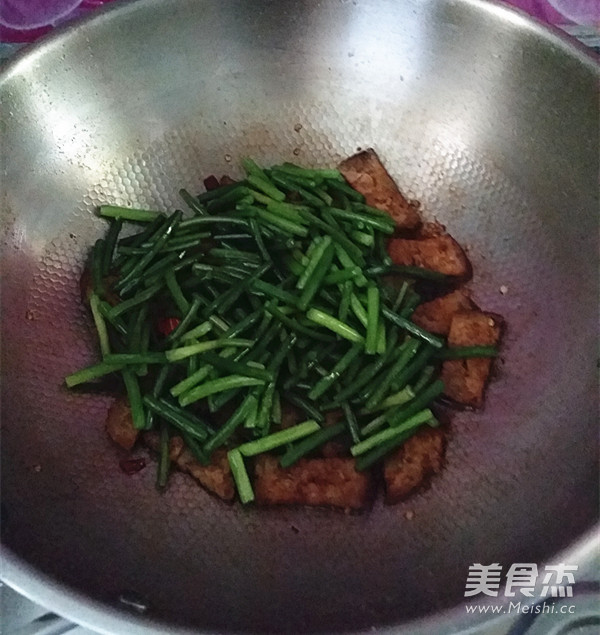 蒜苗炒猪血丸子