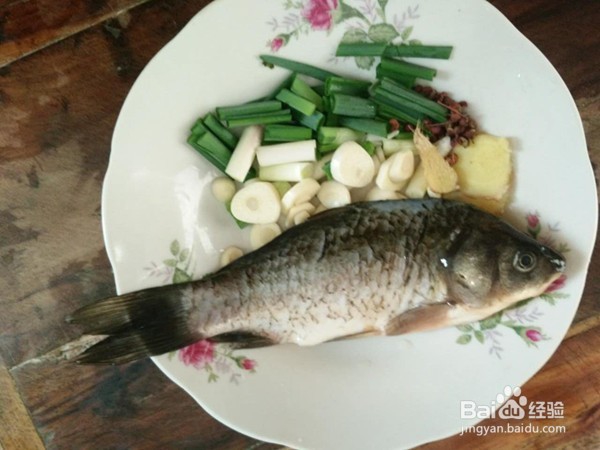 试试传说中的葱焖鲫鱼