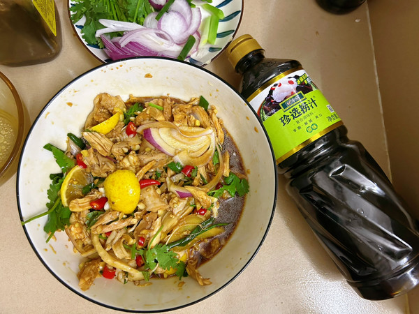 捞汁柠檬手撕鸡腿肉