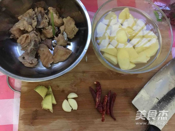 土豆炖鸡的做法