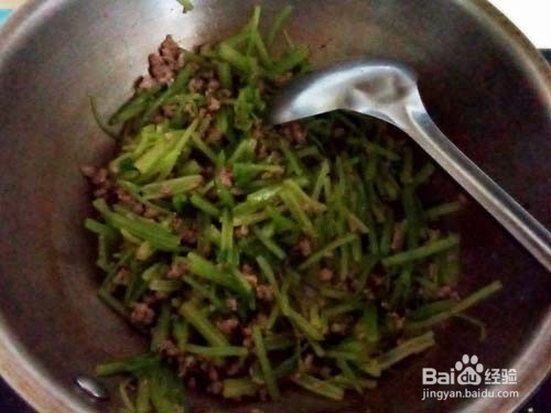 降压蔬菜:肉沫炒芹菜土豆丝