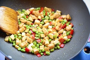 餐厅版茭白毛豆鸡丁