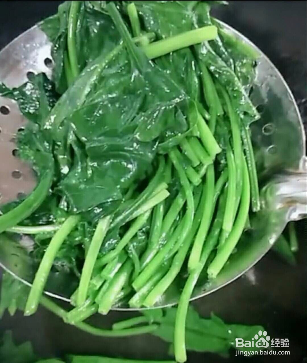 凉拌菠菜果仁做法