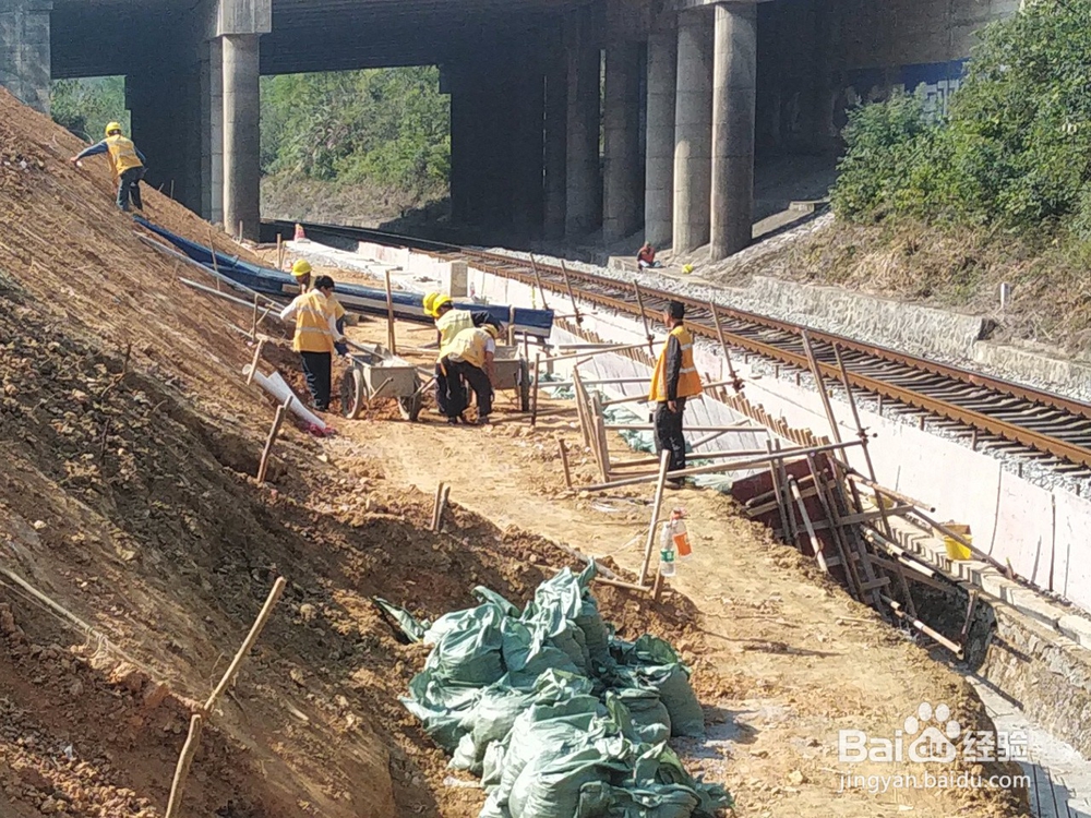 在铁路线路旁施工如何确保行车安全？