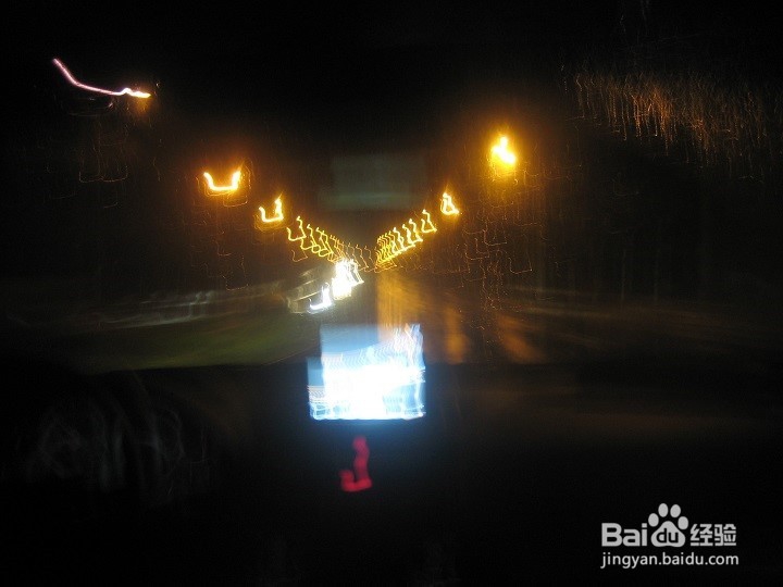 怎样在夜间拍有雨水路面信号灯倒影画面