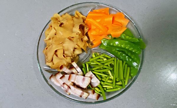 腊肉杏鲍菇炒荷兰豆