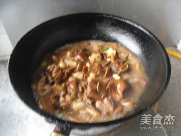 鸡腿烧元蘑的做法
