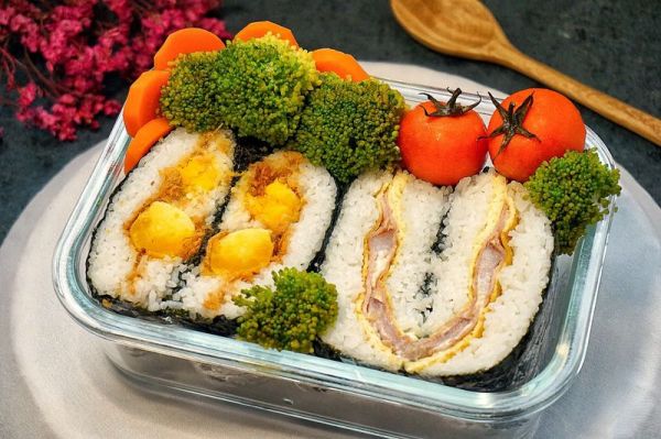 咸蛋黄肉松和叉烧火腿便当