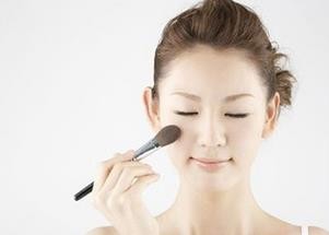 如何化妆自然好看,怎样变身动人的小美人