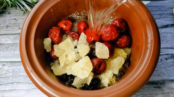 木瓜红枣桂圆银耳羹