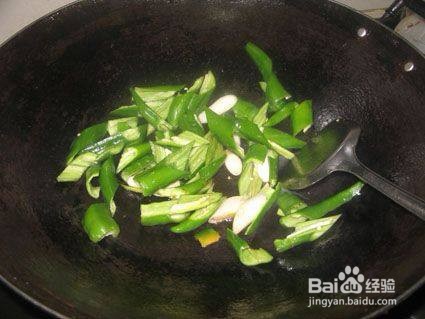 辣椒炒肉怎么做才好吃？