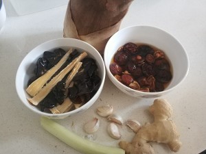 养生食补家常三黄鸡闷笋的做法