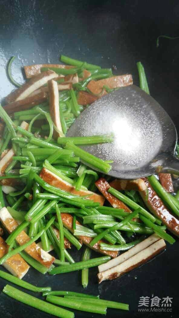 芹菜炒香干的做法