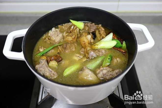 玉米鸭腿煲的做法