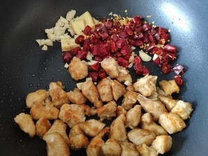 不必油炸的鸡胸肉【辣子鸡】减肥人士的福音