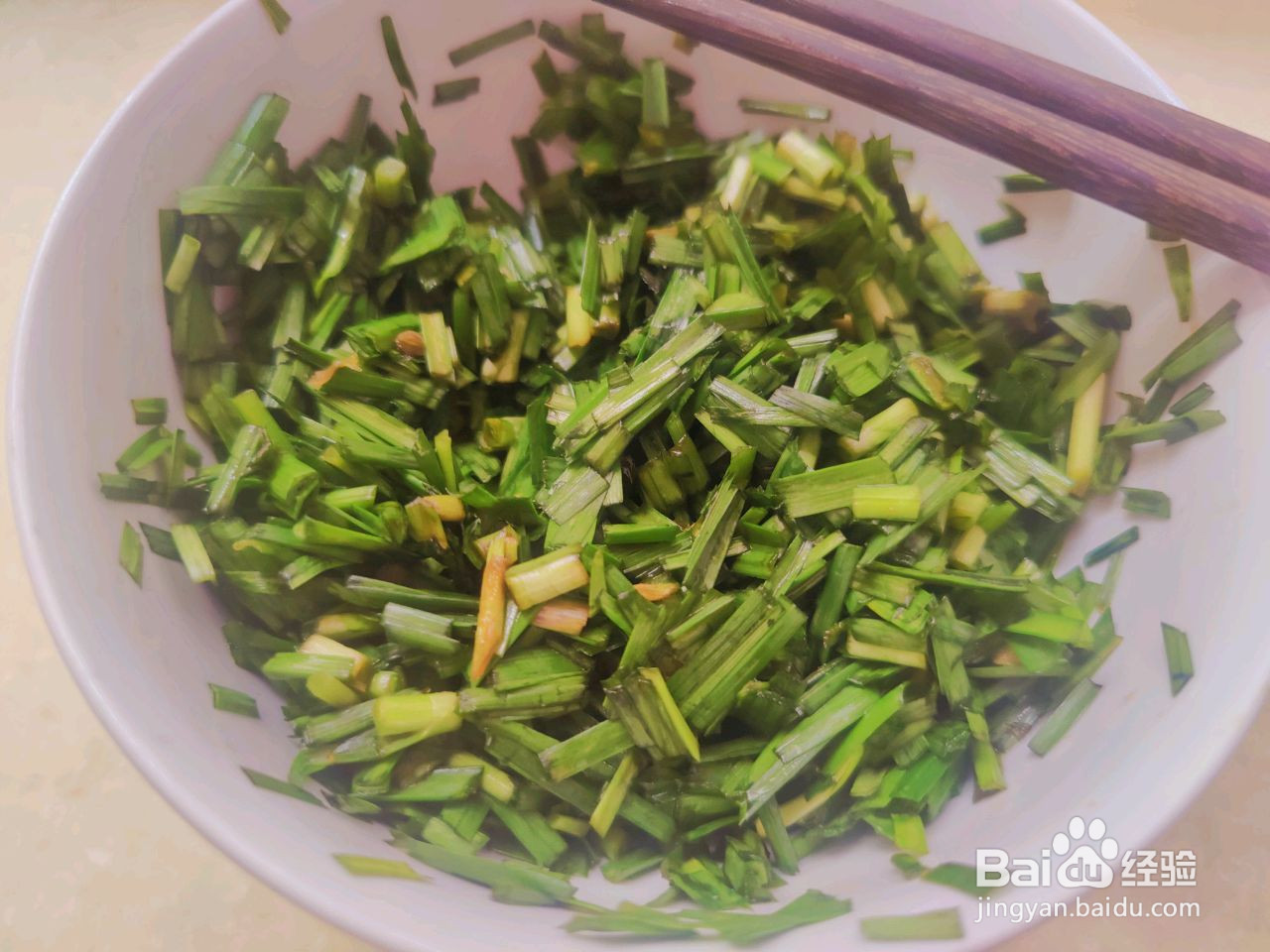韭菜拌鲈鱼的做法