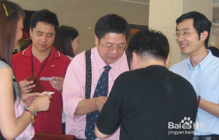 见面礼仪中名片的正确使用