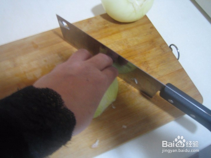 老年人怎样用刀切洋葱条