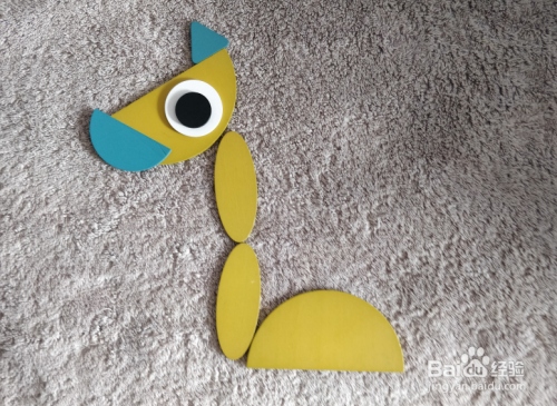 将黄色半圆弧线在上,放在下侧细椭圆的右侧挨着,如图.