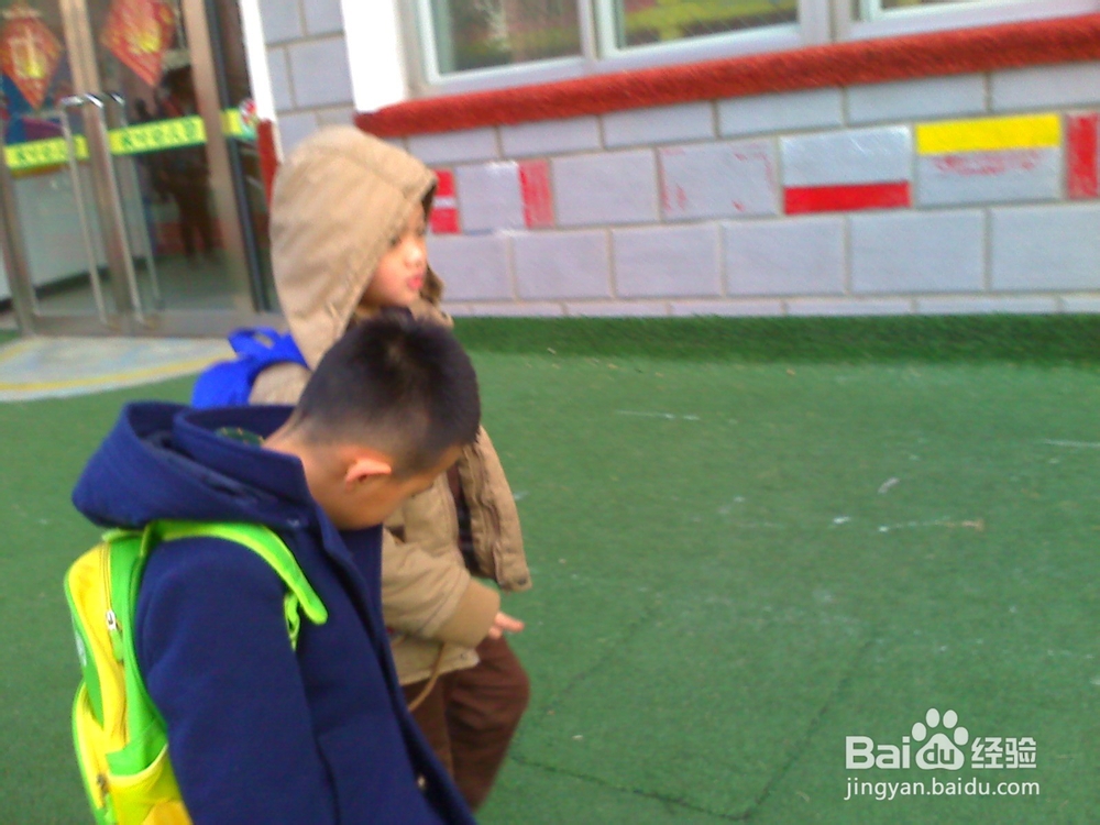 幼儿园的孩子要养成自理的习惯--穿鞋子
