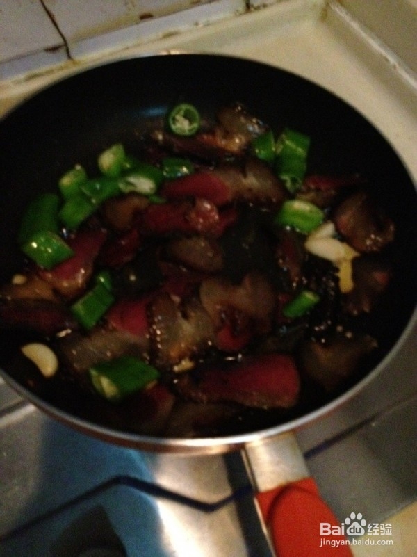 茭白炒腊肉的做法