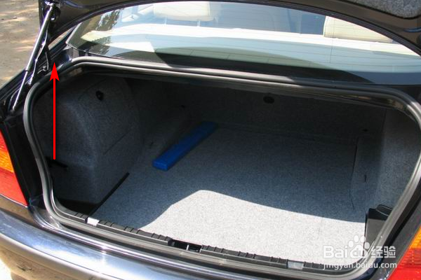 如何打开汽车后备箱呢？