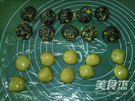 广式玉米黑芝麻月饼