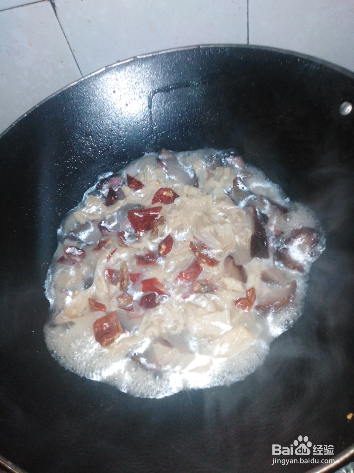 腊肉如何煮炒豆皮丝和洋葱