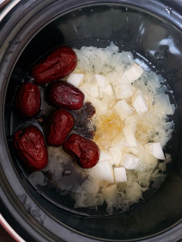 冰糖银耳红枣梨汤