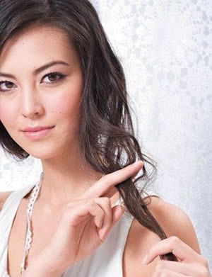 怎样搭配Mini帽子俏丽发型