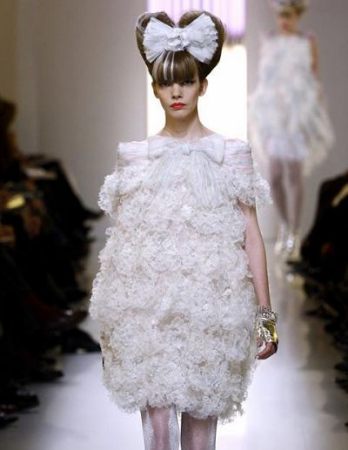 香奈儿高定秀蝴蝶结浪漫发型