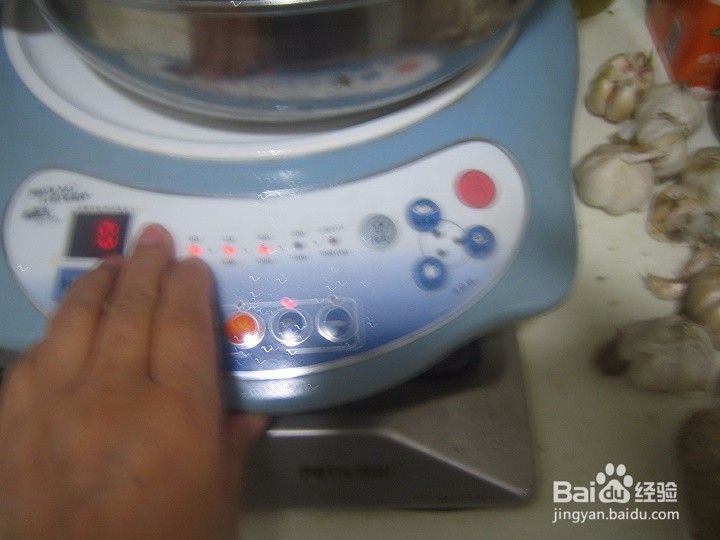 老年人怎样用小西红柿焖鸡块