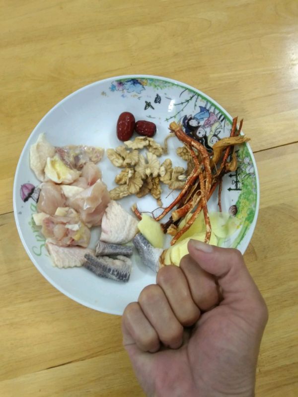 五指毛桃核桃炖鸡