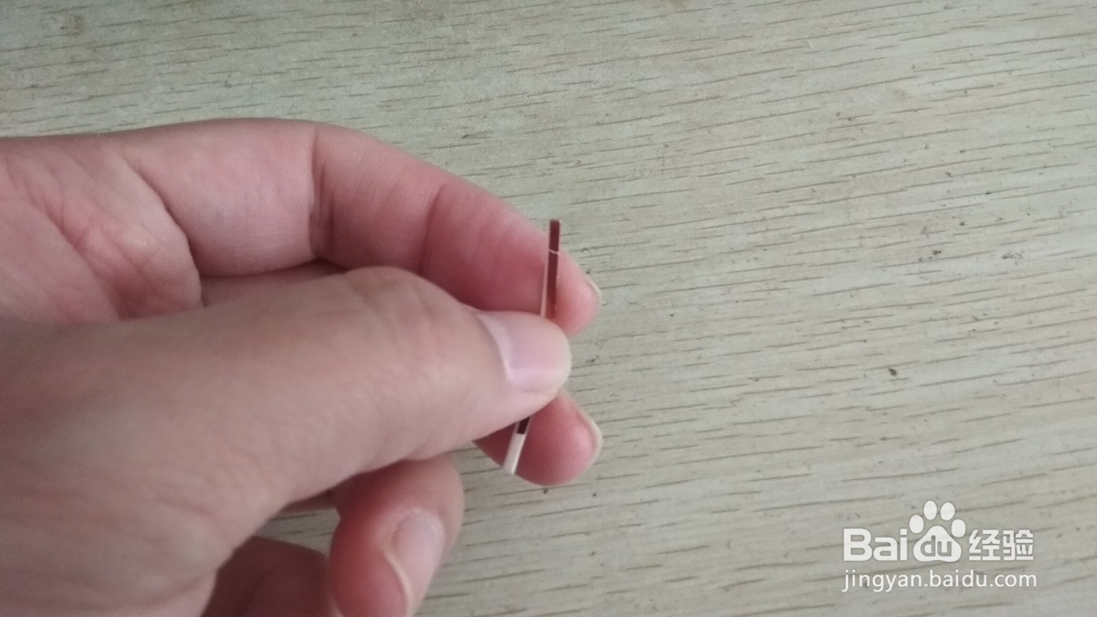 如何用两个细长长方形硬卡纸做简易的中性笔支架