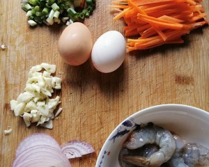 黄油虾仁炒面的做法