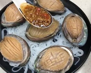 烧钱好吃的蒜蓉蒸鲍鱼