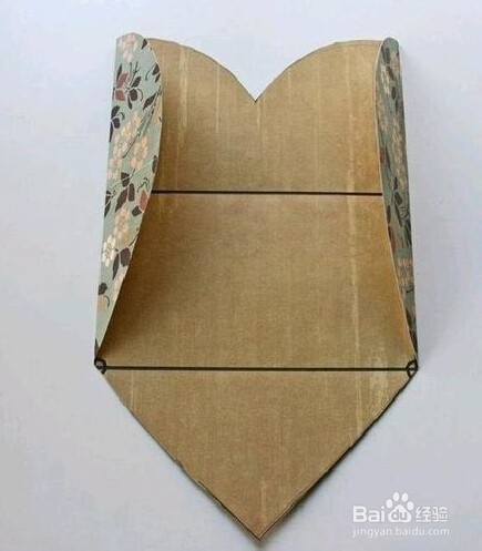 如何将心形图案纸张折成信封折纸手工