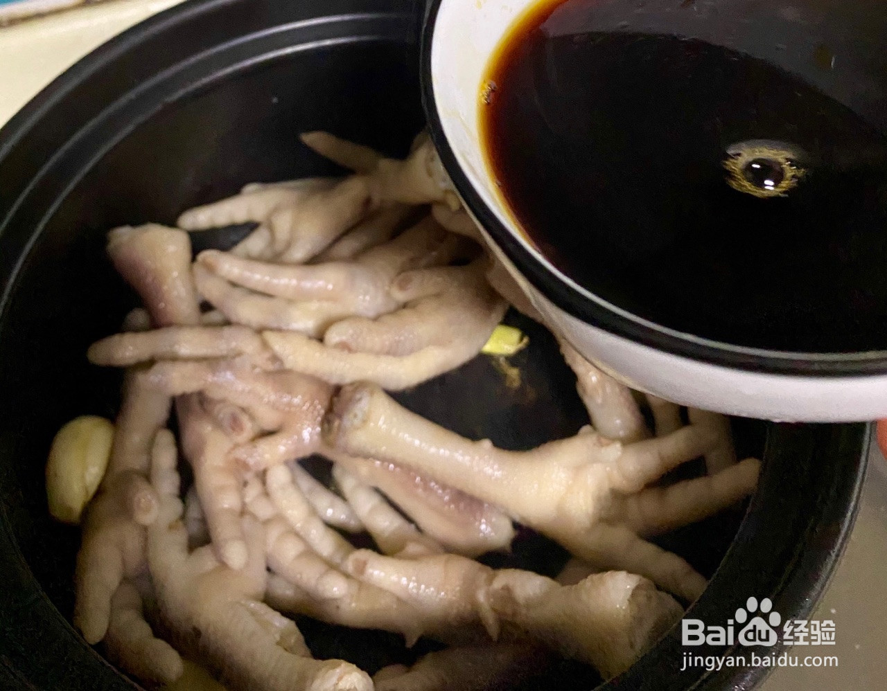 砂锅鸡爪的做法