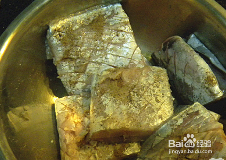 干煎黑椒带鱼的做法