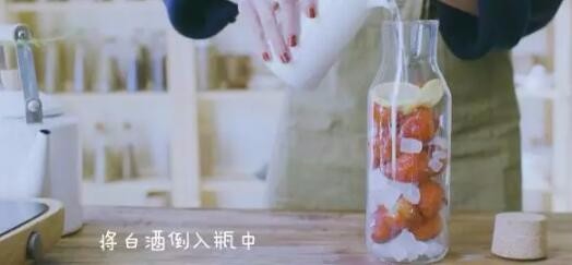制作草莓果酒的方法