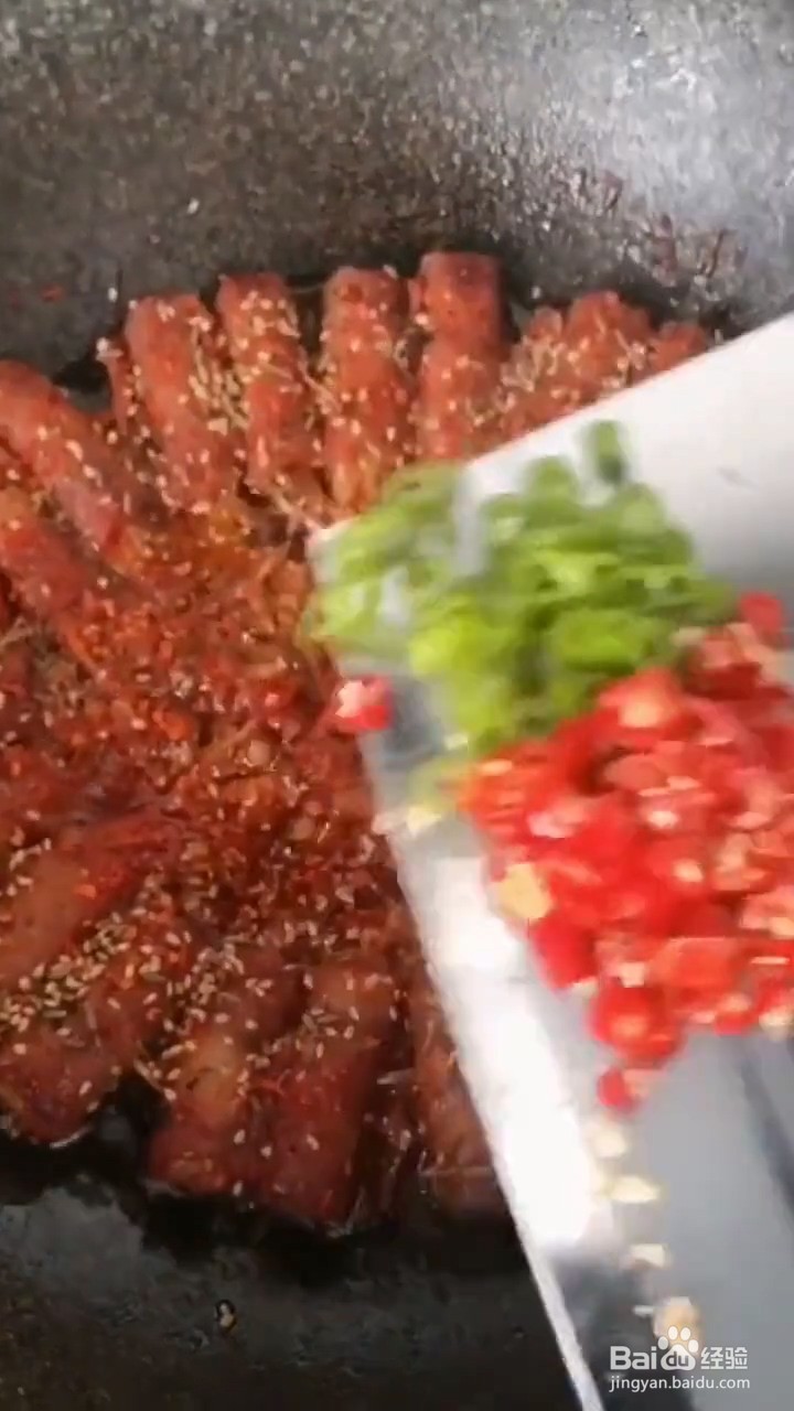 如何自制美味好吃的香辣培根金针菇