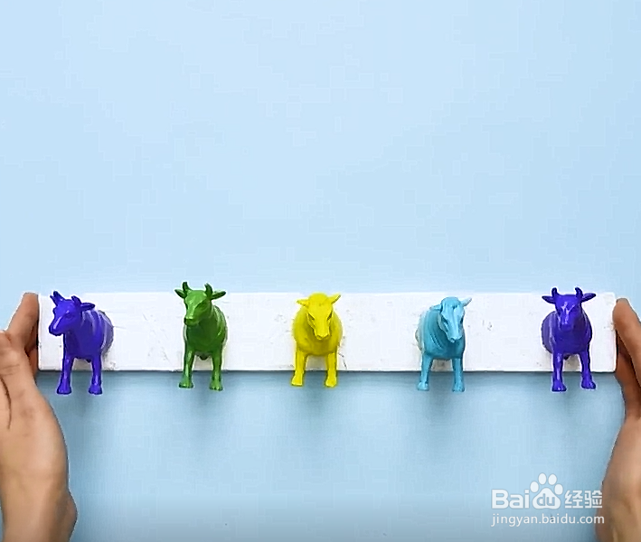 如何用动物玩具做个艺术衣钩呢