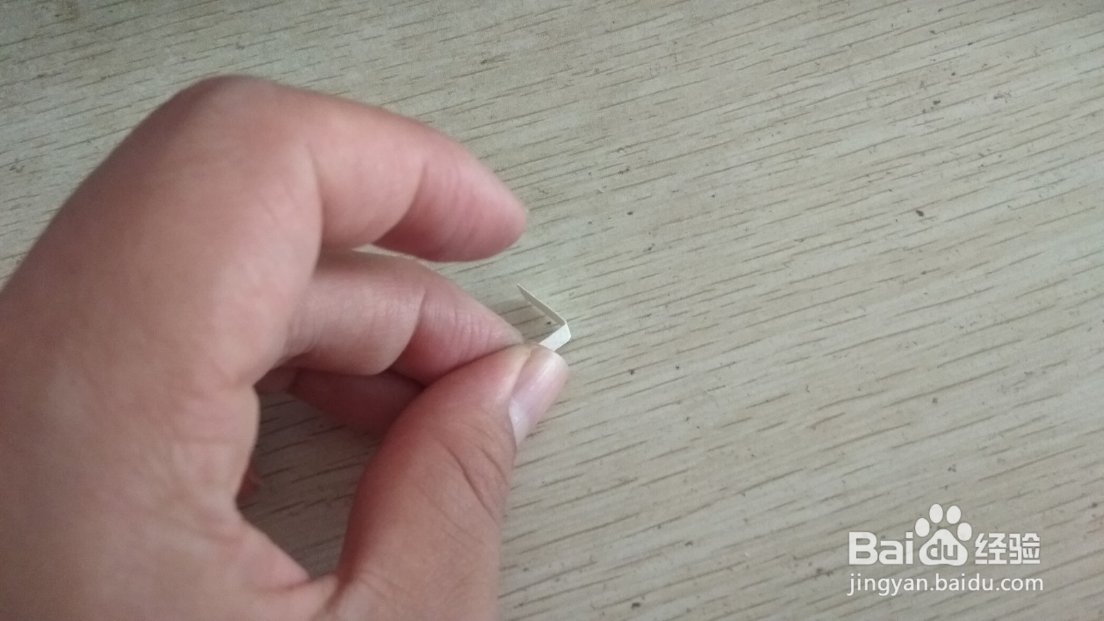 如何用两块小长方形水彩画纸做简易的手机支架