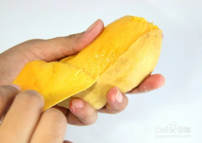 制作新鲜的芒果汁