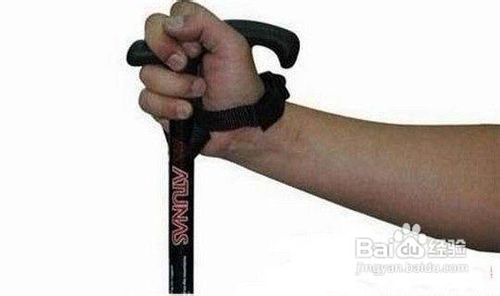 登山杖应该怎么拿，登山杖握法介绍