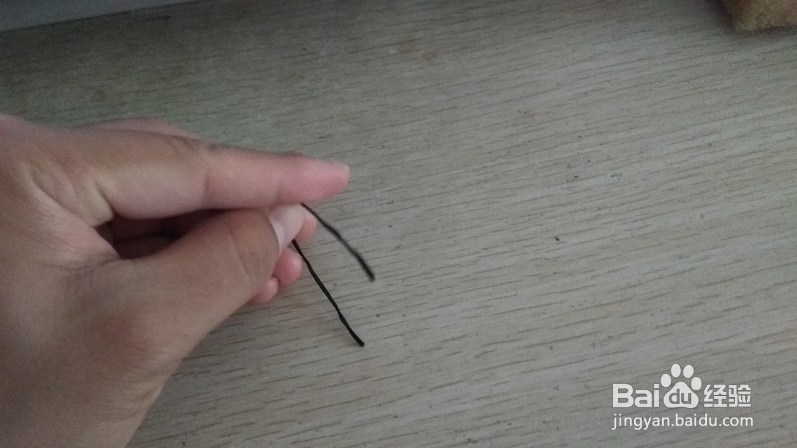 如何用一个数据线绑绳做简易的钢笔的支架