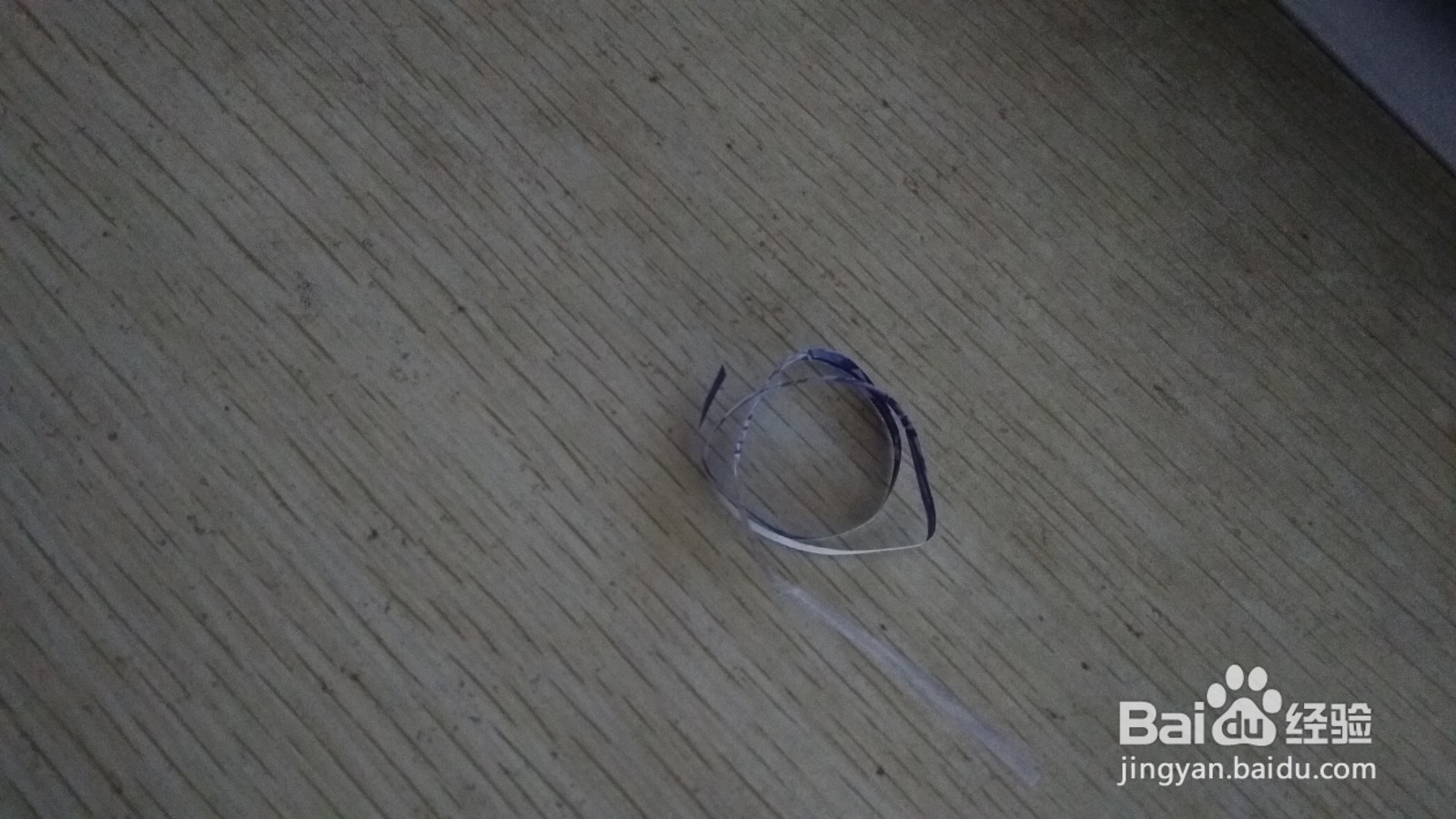 如何用一个细长的纸条做简易的钢笔的支架