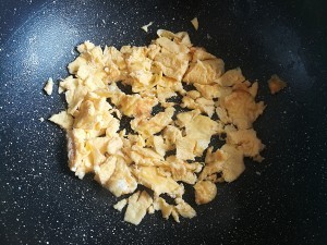 养生食补毛豆炒鸡蛋的做法