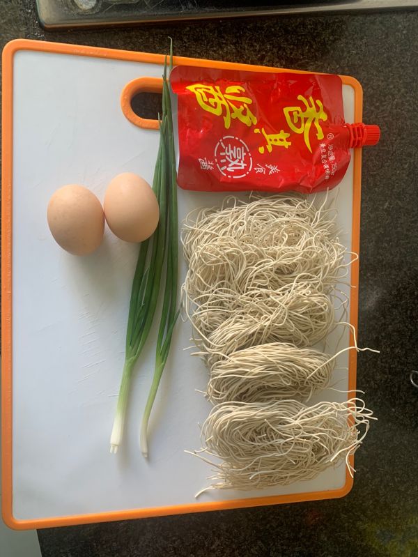 香其酱鸡蛋干拌面